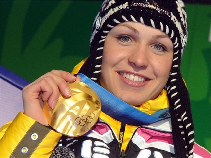 Goldener Olympia-Tag dank Hüfner und Neuner Magdalena Neuner mit ihrer Goldmedaille.