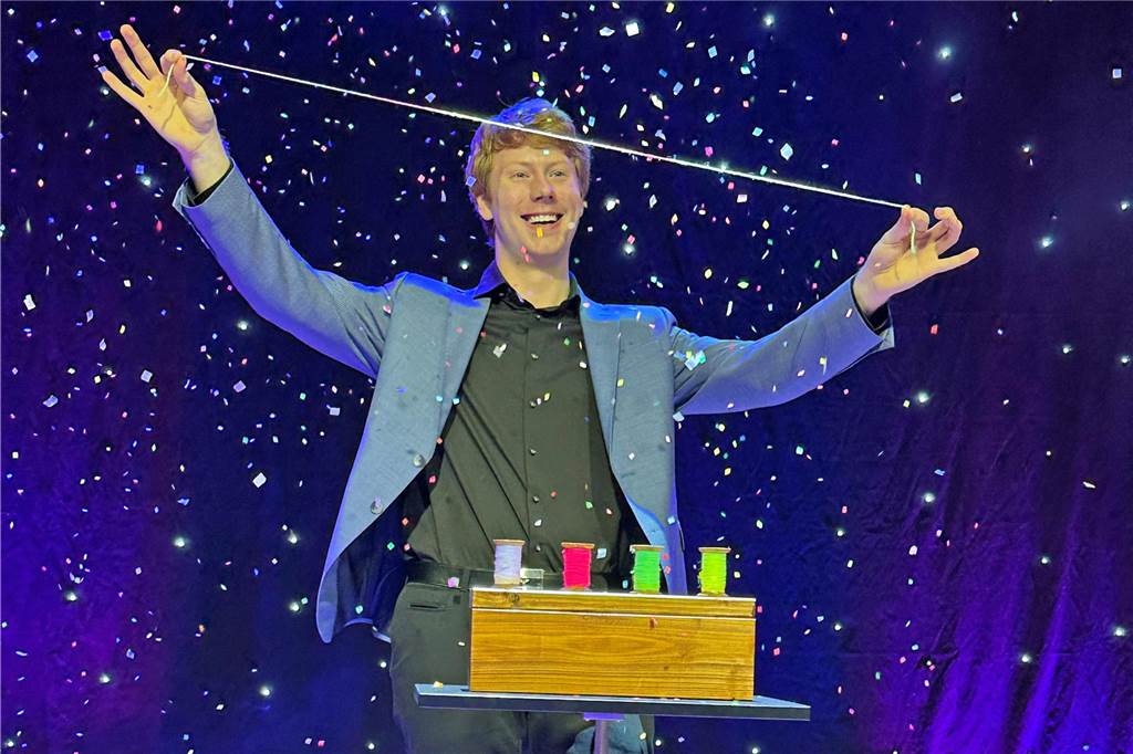 Magic Freddi führt einen Zaubertrick vor.