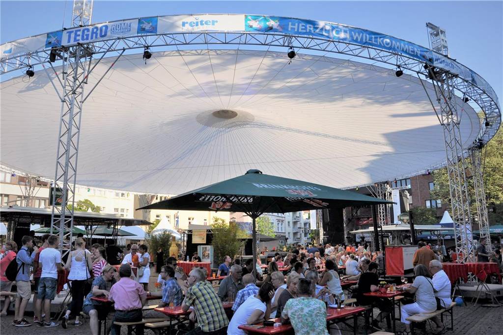 Castrop kocht über bei Hitze: Vorkehrungen auch für Gewitter getroffen Magic Sky hieß dieser riesige Schirm, der von 2013 bis 2015 über dem Marktplatz aufgespannt wurde, um Ckü-Gäste vor zu viel Sonne, aber auch vor Regen zu schützen. Aus Kostengründen verzichtete man dann aber wieder darauf.