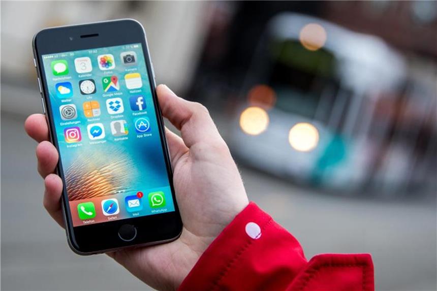 Jugendliche mit weniger Smartphone-Zeit sind glücklicher Magnet Smartphone: Jugendliche, die weniger Zeit mit ihren Handys verbringen, sind offenbar glücklicher. Foto: Hauke-Christian Dittrich
