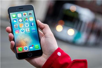 Magnet Smartphone: Jugendliche, die weniger Zeit mit ihren Handys verbringen, sind offenbar glücklicher. Foto: Hauke-Christian Dittrich