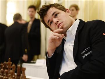 Magnus Carlsen bleibt bei der Schach-WM in Führung. Foto: Steffen Schmidt