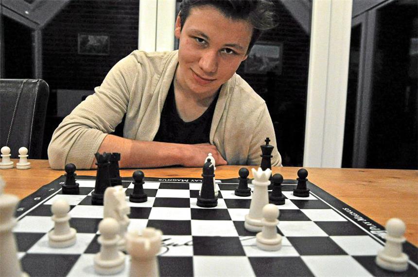 Nordkirchener spielte gegen Schach-Weltmeister Magnus Carlsen hat auf dem Schachbrett von David Austrup unterschrieben. Mit der Niederlage gegen den Schachweltmeister nach 26 Zügen konnte Austrup gut leben