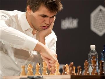 Magnus Carlsen (l.) ist Weltranglisten-Erster im Schach. Foto: Jörg Carstensen