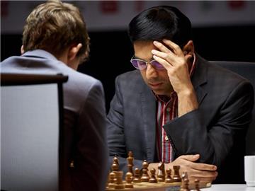 Magnus Carlsen (l) konnte in der zweiten Partie den Vorteil der weißen Figuren nutzen. Foto: Kent Skibstad