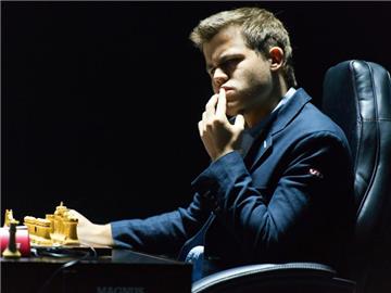 Magnus Carlsen profitiert von der Nachlässigkeit seines Gegners. Foto: Yevgeny Reutov