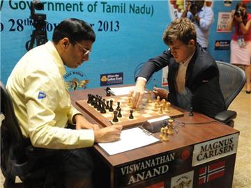 Magnus Carlsen (r) trifft auch auf Ex-Champion Viswanathan Anand. Foto: Epa