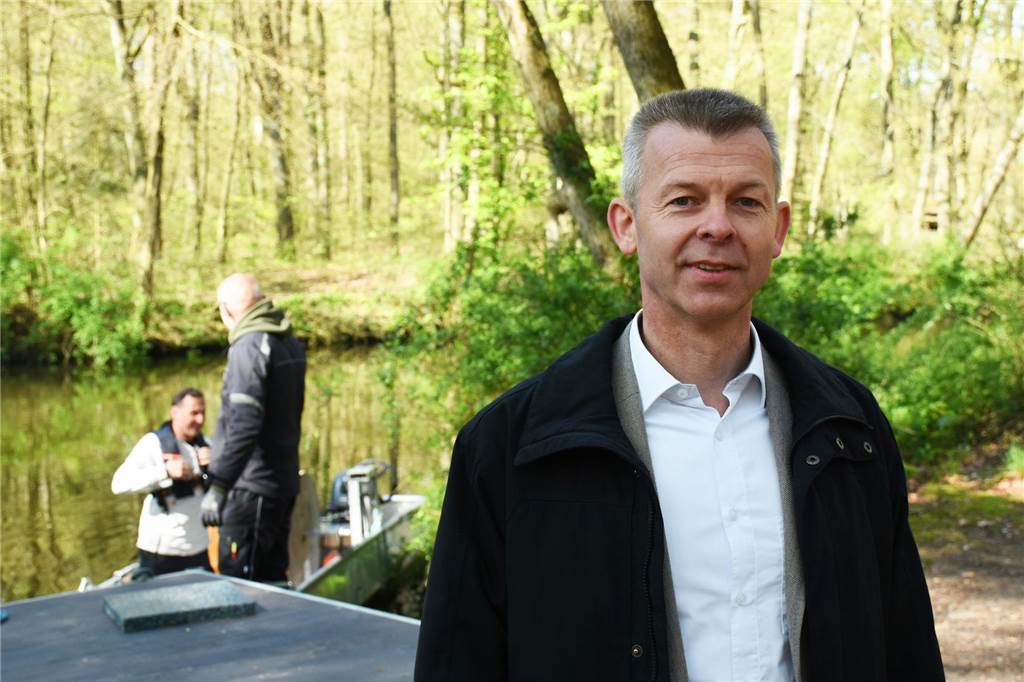 Zwischenstever wird im Kampf gegen das Fischsterben dauerbelüftet Magnus Meckelburg, Leiter der Abteilung Wasserwirtschaft bei Gelsenwasser, steht an der Stever.