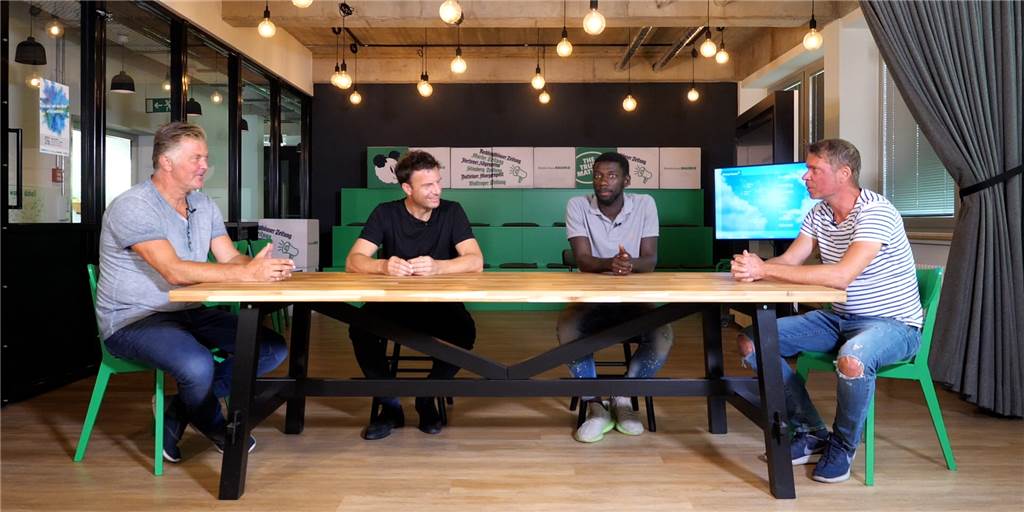 Magnus Niemöller und Evans Ankomah-Kissi sind zu Gast im Sporttalk Magnus Niemöller (2.v.l.) und Evans Ankomah-Kissi (2.v.r.) sprechen mit Henry Schoemaker (l.) und Sebastian Schneider (r., Medienhaus Bauer) über ihre aktuellen Vereine Spvgg. Erkenschwick bzw. SV Dorsten-Hardt.