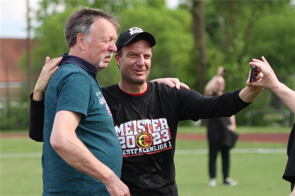 Mit ein bisschen Hoffen und Bangen: „Spvgg. Erkenschwick gehört einfach in die Oberliga“ Magnus Niemöller lachte nach dem Aufstieg in die Kamera.
