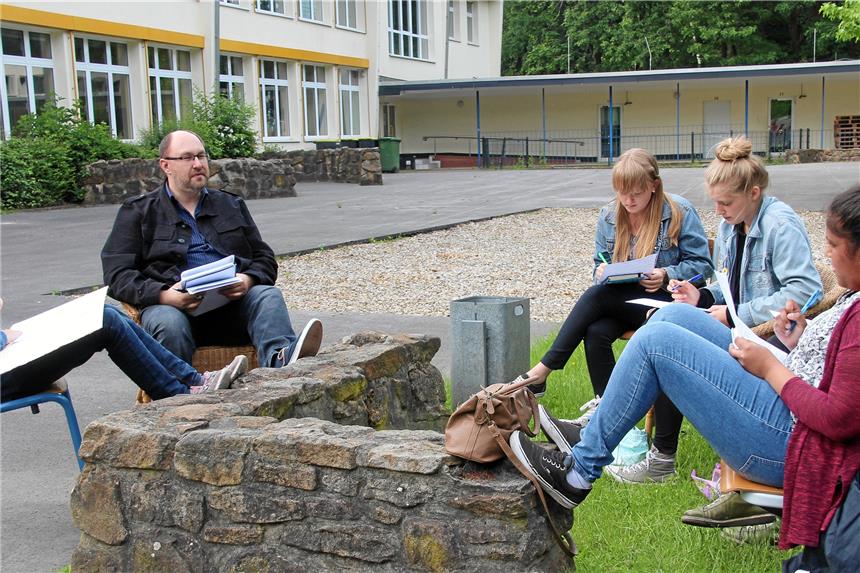 Junge Dichter suchen neue Mitstreiter Magnus See unterstützt Maren Lobe (v.l.), Lara Seuffert, Marla Schröer, Romy Göke und Thebika Mahewaran beim Schreiben ihrer eigenen Texte. Weitere Schreib-Begeisterte sind in dem Kreis willkommen.