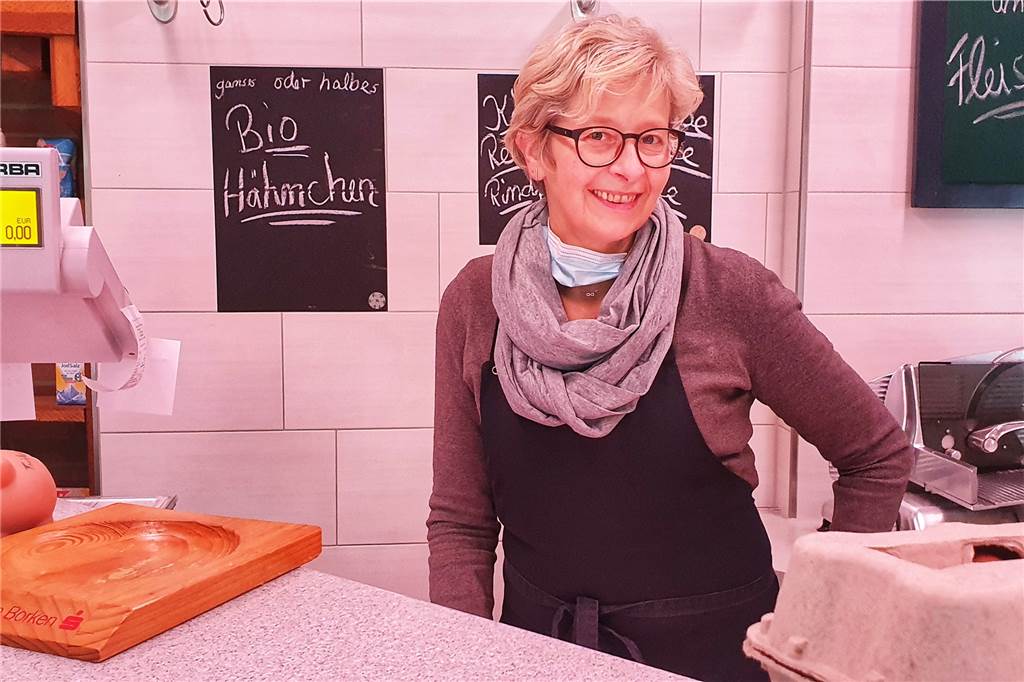 Magret Wolbeck und eine Angestellte sind für den Verkauf der lokalen Fleischprodukte zuständig.