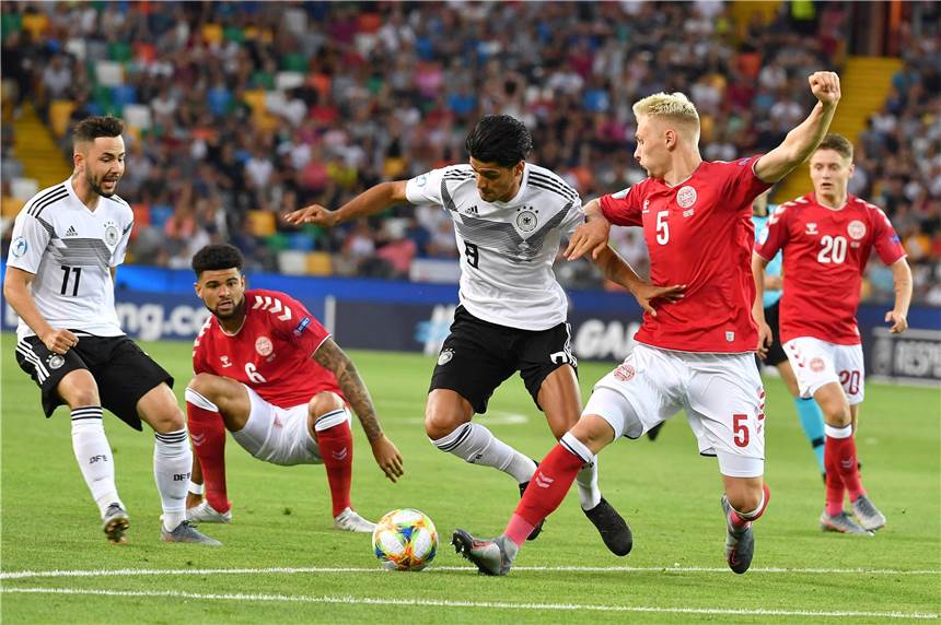 BVB-Duell: Dahoud setzt sich gegen Bruun Larsen durch Mahmoud Dahoud (M.) setzt sich im Zweikampf durch.