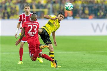 Mahmoud Dahoud (r.) erhält von U21-Trainer Stefan Kuntz viel Lob für seine Leistung beim DFB-Team.