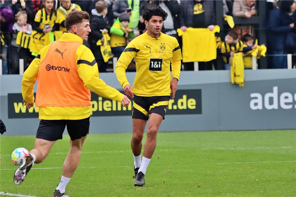 BVB startet Hoffenheim-Vorbereitung mit öffentlichen Training: Terzic sucht Adeyemi-Ersatz Mahmoud Dahoud visiert den Ball an.