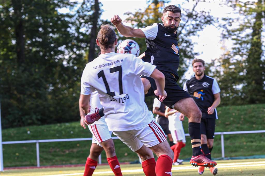 Großer Rückrunden-Check zur Bezirksliga 8: Zeichen stehen auf Dortmunder Aufstieg Mahmoud Najdi (in der Luft) kämpft mit dem TuS Hannibal um den Aufstieg.