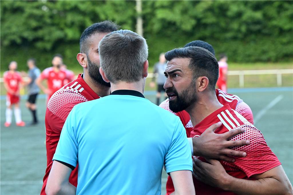 Mahmoud Najdi vom TuS Hannibal legt sich mit dem Schiedsrichter an – das war im Spiel gegen den BV Brambauer.