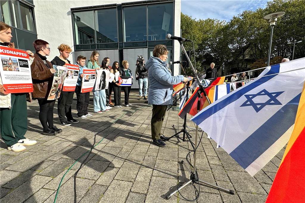Israel-Flagge eingeholt: Jüdische Gemeinde Unna „verletzt und bestürzt“ Mahnwache als Zeichen der Solidarität für die jüdische Gemeinde: Alexandra Kharikaova spricht am 19. Oktober 2023 vor dem Kreishaus in Unna.