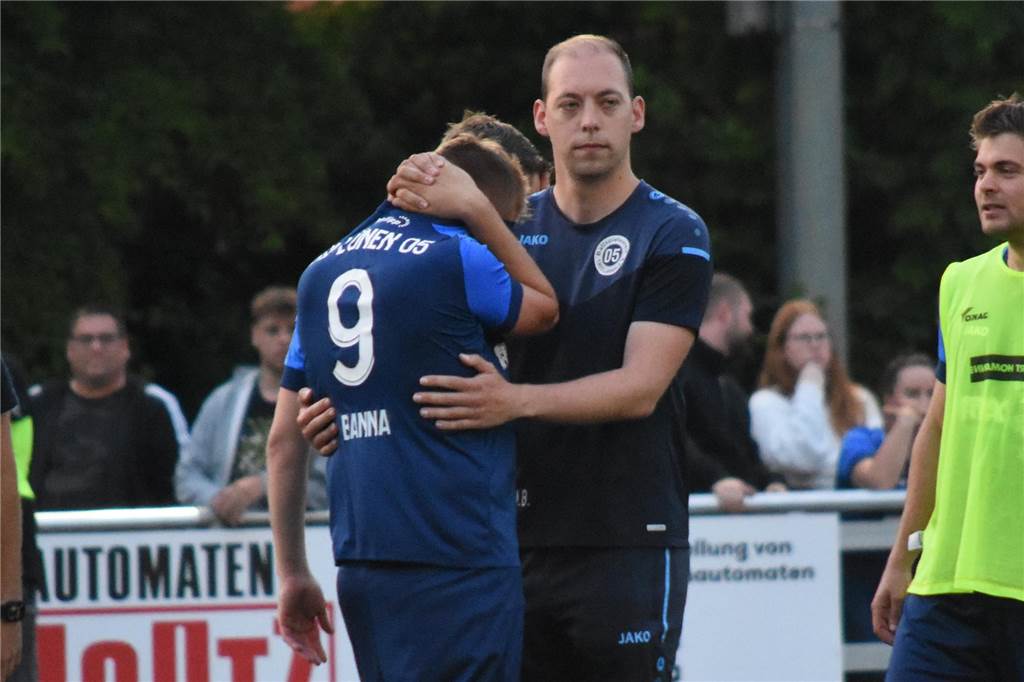 BV Lünen unaufsteigbar: Die B-Liga-Odyssee von Lünens ältestem Fußballclub Maik Banna verschießt den entscheidenden Elfmeter. Er war nach dem Spiel untröstlich.
