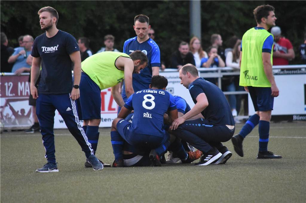 BV Lünen verpasst im Elfmeterschießen die Kreisliga A: Drama im Aufstiegsfinale Maik Banna sitzt am Boden zerstört. Er verschoss den sechsten Lüner Elfmeter. Kurz danach traf Nette. Das war Lünens K.o.