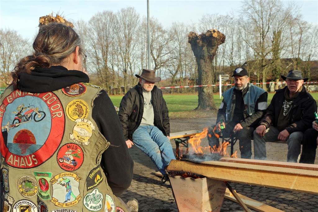 Boxenstopp beim BS Binnen Döör: Biker, Burger und das Besondere an Ahaus Maik Honekamp (M.) freute sich als Mitglieder des gastgebendes Clubs, endlich wieder Benzingespräche führen zu dürfen. Eine echte Freundschaft verbindet Wolgang Rodig (l.) aus Rhede und Theo Brunenfeld aus der Näge von Roermond.