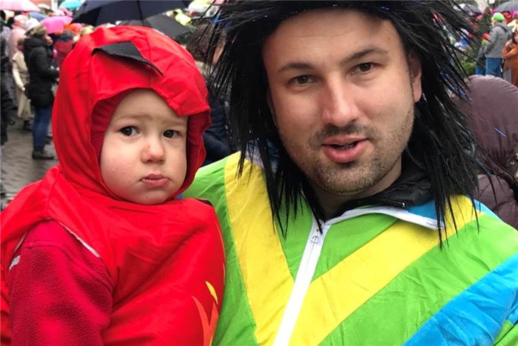 Maik Ketzler aus Lünen  mit Niklas auf dem Arm sagt: „ Ich bin zum ersten Mal beim Rosenmontagszug und wegen der Kinder hier.“