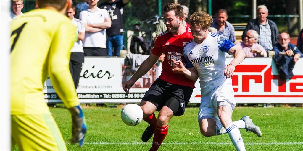 In der Nachspielzeit: Marvin Robert lässt Waldstadion explodieren Maik Klein Reesink, hier im Duell mit dem Stadtlohner Lars Sparwel (r.), traf zum 1:0.