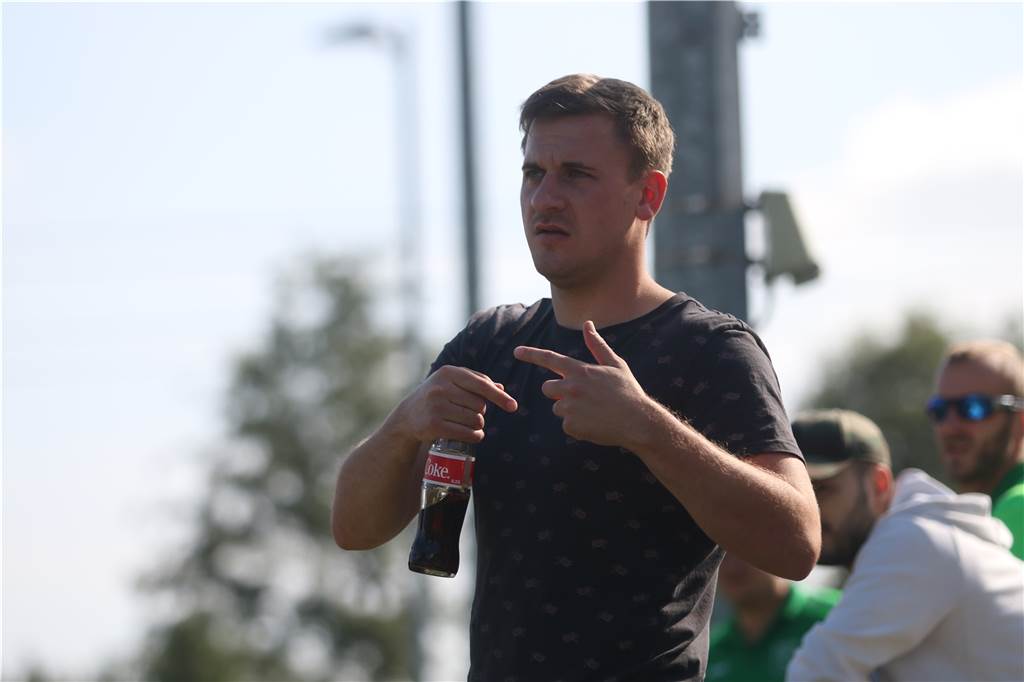 Trotz Spielpause trifft sich die Mannschaft des PSV Bork und spielt zusammen Fußball - ganz legal Maik Küchler ist nicht nur in echt für die Tore beim PSV Bork zuständig, sondern trifft auch auf der Konsole oft.