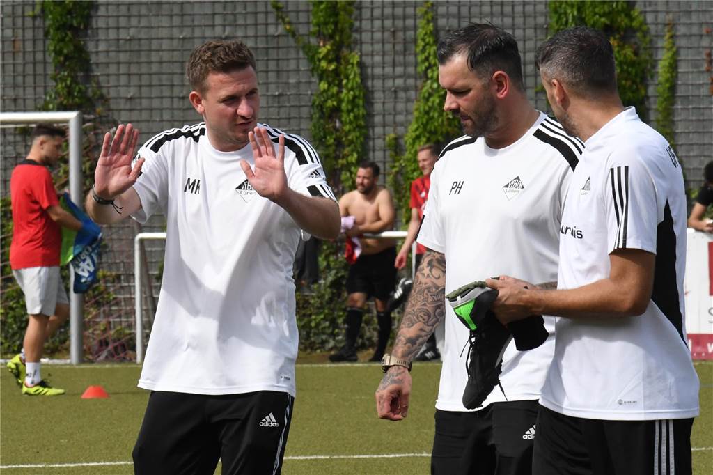 „Die Kobra ist bislang ein Regenwurm“ Maik Küchler gestikuliert und spricht mit Pascal Harder und Oliver Hilkenbach.
