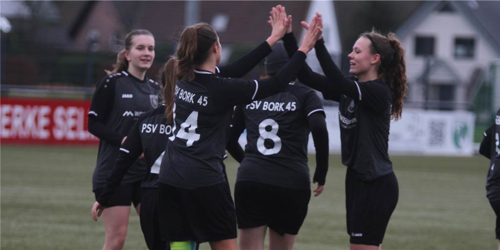 Borks Frauen starten in Bezirksliga-Saison: Karriereende statt Comeback für PSV-Topstürmerin Maike Faßbender (l.) und Linn Cymontkowski (r.) möchten auch in diesem Jahr den Klassenerhalt bejubeln.