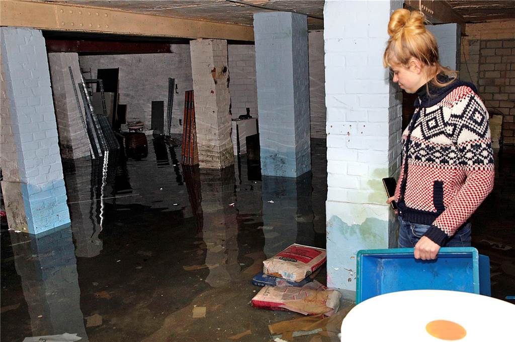 Maike Prause steht noch immer 20 Zentimeter tief im Wasser im Atelierkeller.
