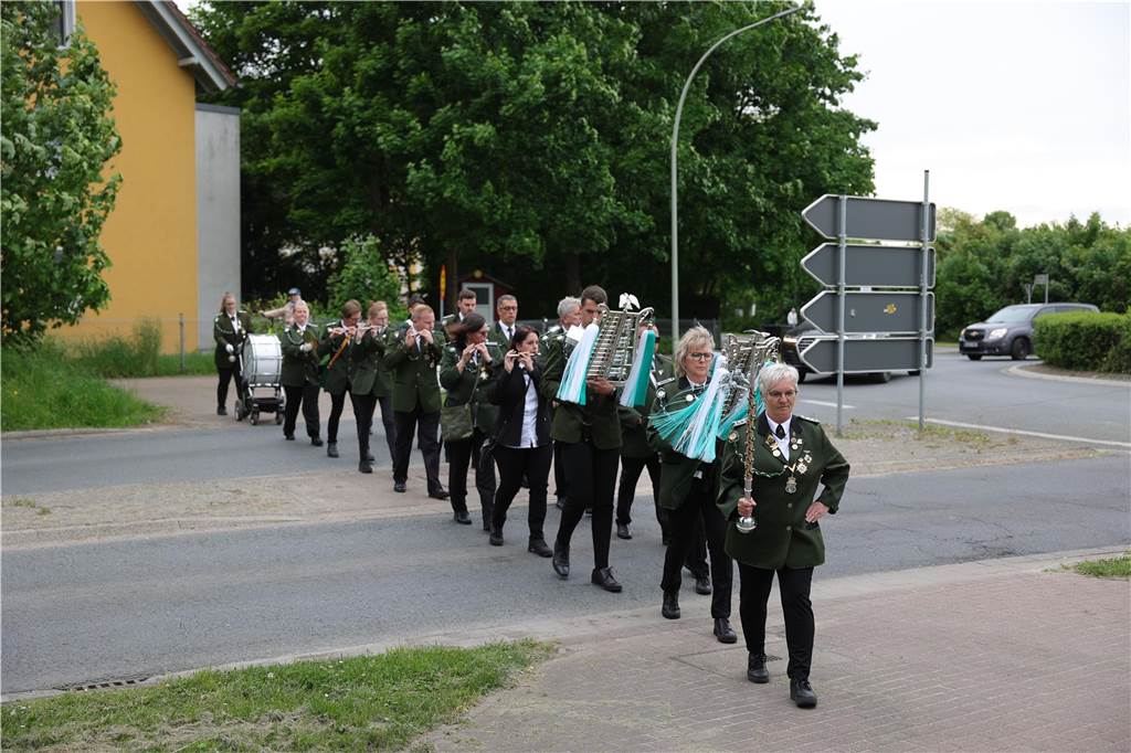 Maikranz 2025: Unter Beteiligung der Feuerwehr Bork stellte die Bürgerschützengilde St. Stephanus Bork den Maibaum am Alten Festplatz auf. 
