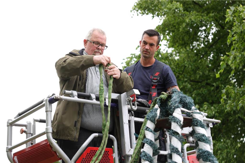 Maikranz 2025: Unter Beteiligung der Feuerwehr Bork stellte die Bürgerschützengilde St. Stephanus Bork den Maibaum am Alten Festplatz auf. 