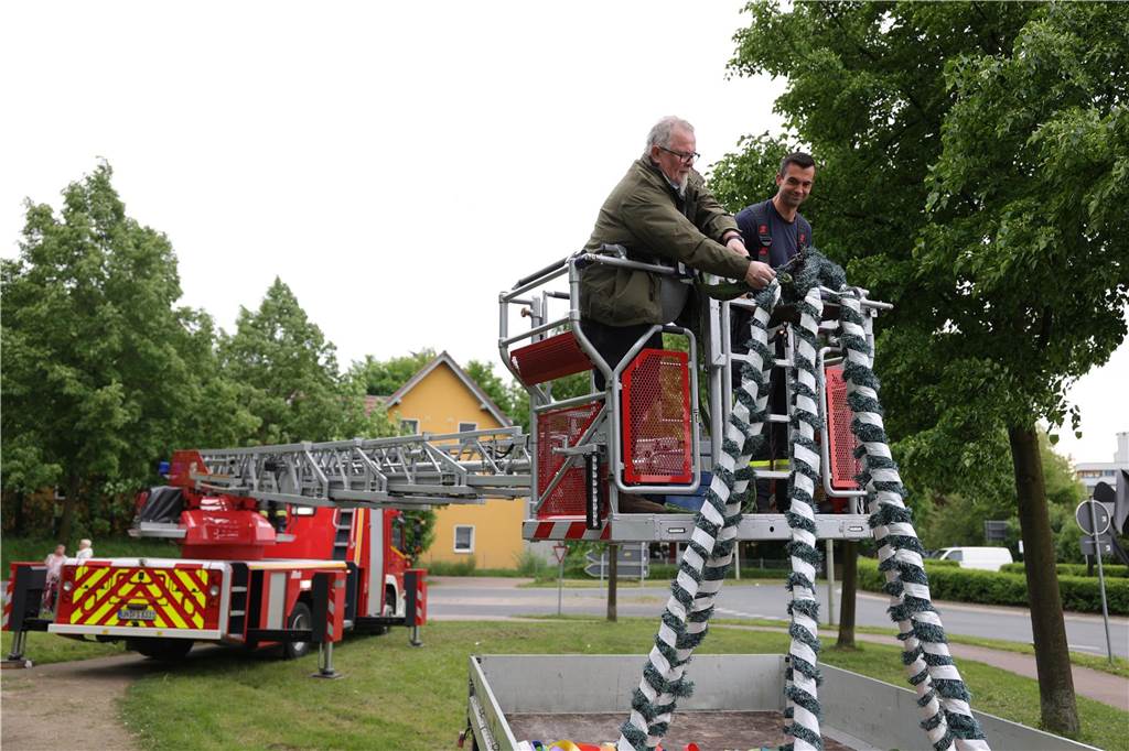 Maikranz 2025: Unter Beteiligung der Feuerwehr Bork stellte die Bürgerschützengilde St. Stephanus Bork den Maibaum am Alten Festplatz auf. Dazu gab es Musik vom Spielmannszug. Die 3. Kompanie sorgte für das leibliche Wohl.