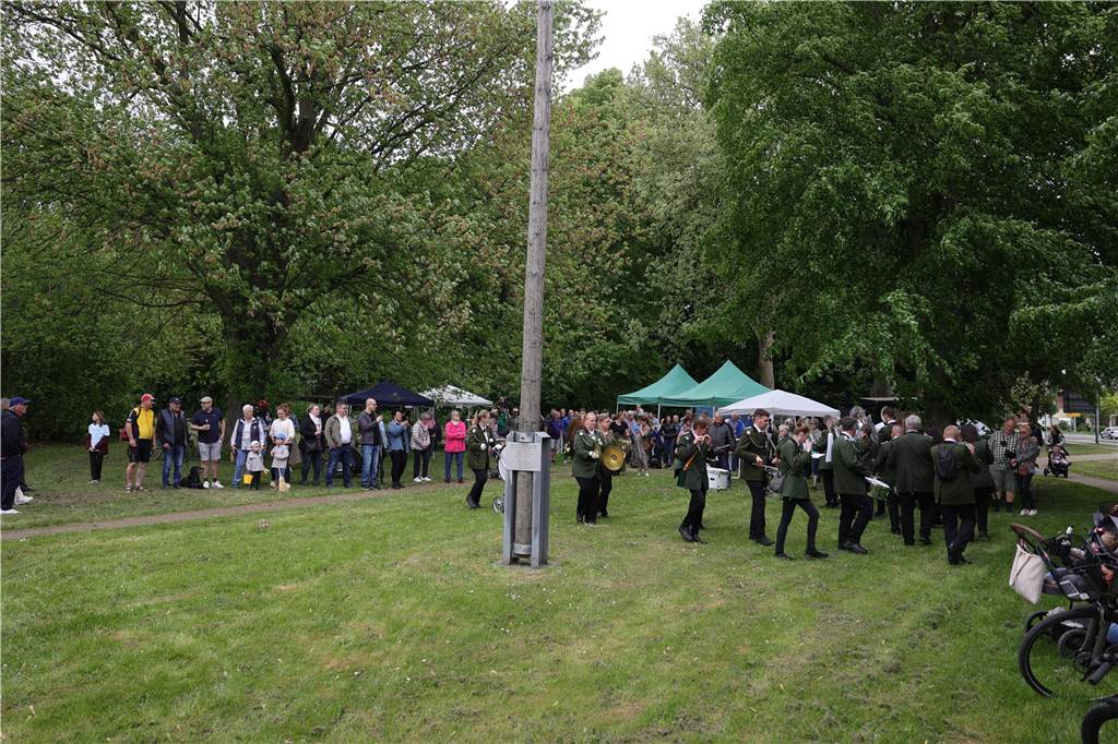 Maikranz 2025: Unter Beteiligung der Feuerwehr Bork stellte die Bürgerschützengilde St. Stephanus Bork den Maibaum am Alten Festplatz auf. Dazu gab es Musik vom Spielmannszug. Die 3. Kompanie sorgte für das leibliche Wohl.