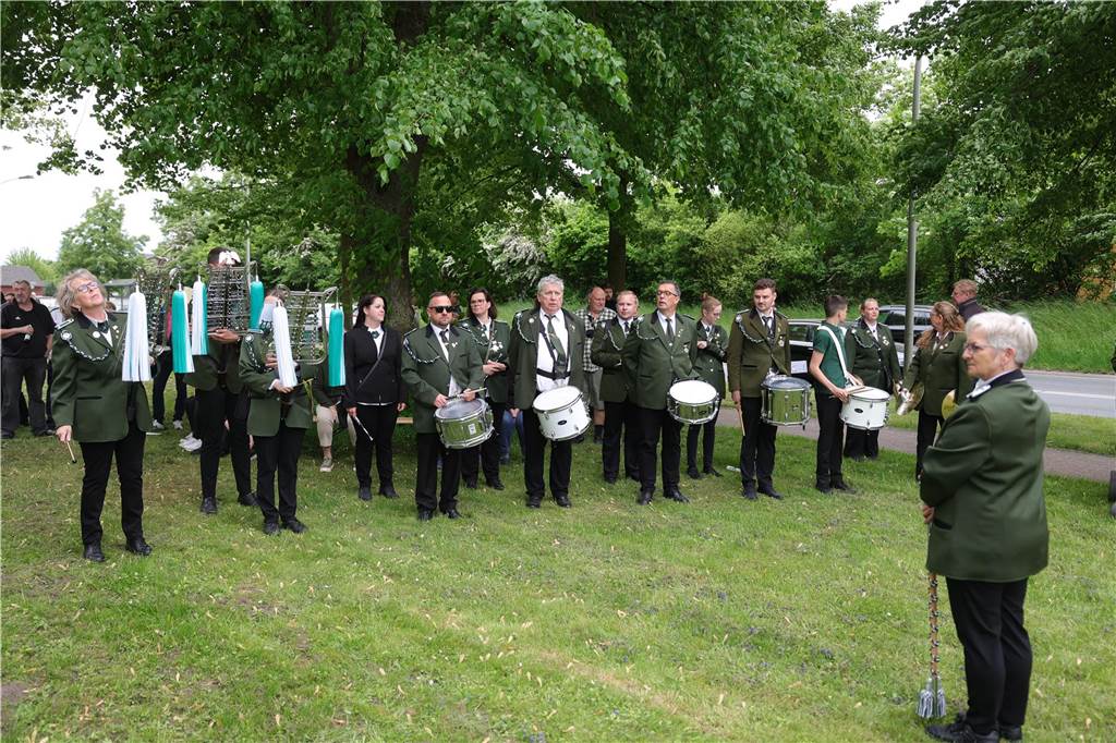 Maikranz 2025: Unter Beteiligung der Feuerwehr Bork stellte die Bürgerschützengilde St. Stephanus Bork den Maibaum am Alten Festplatz auf. Dazu gab es Musik vom Spielmannszug. Die 3. Kompanie sorgte für das leibliche Wohl.