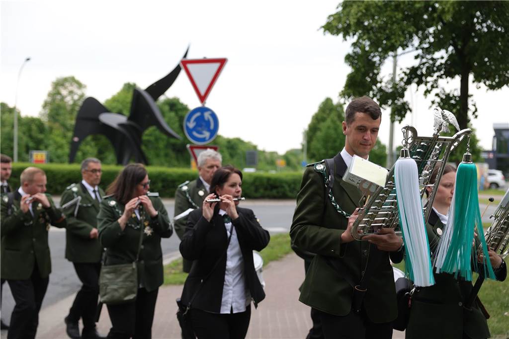 Maikranz 2025: Unter Beteiligung der Feuerwehr Bork stellte die Bürgerschützengilde St. Stephanus Bork den Maibaum am Alten Festplatz auf. Dazu gab es Musik vom Spielmannszug. Die 3. Kompanie sorgte für das leibliche Wohl.