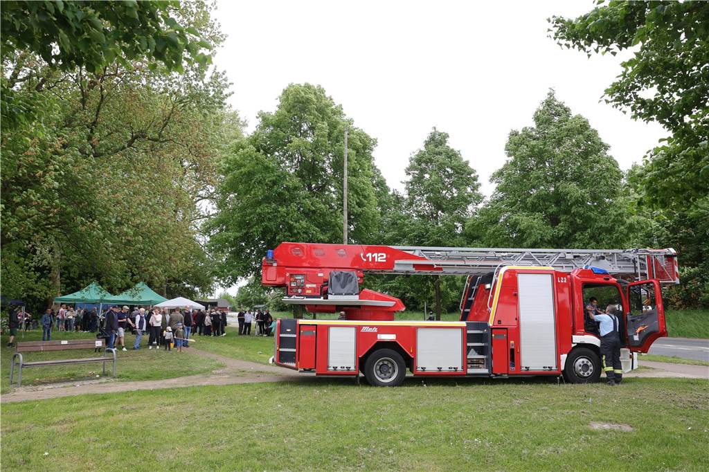 Maikranz 2025: Unter Beteiligung der Feuerwehr Bork stellte die Bürgerschützengilde St. Stephanus Bork den Maibaum am Alten Festplatz auf. Dazu gab es Musik vom Spielmannszug. Die 3. Kompanie sorgte für das leibliche Wohl.