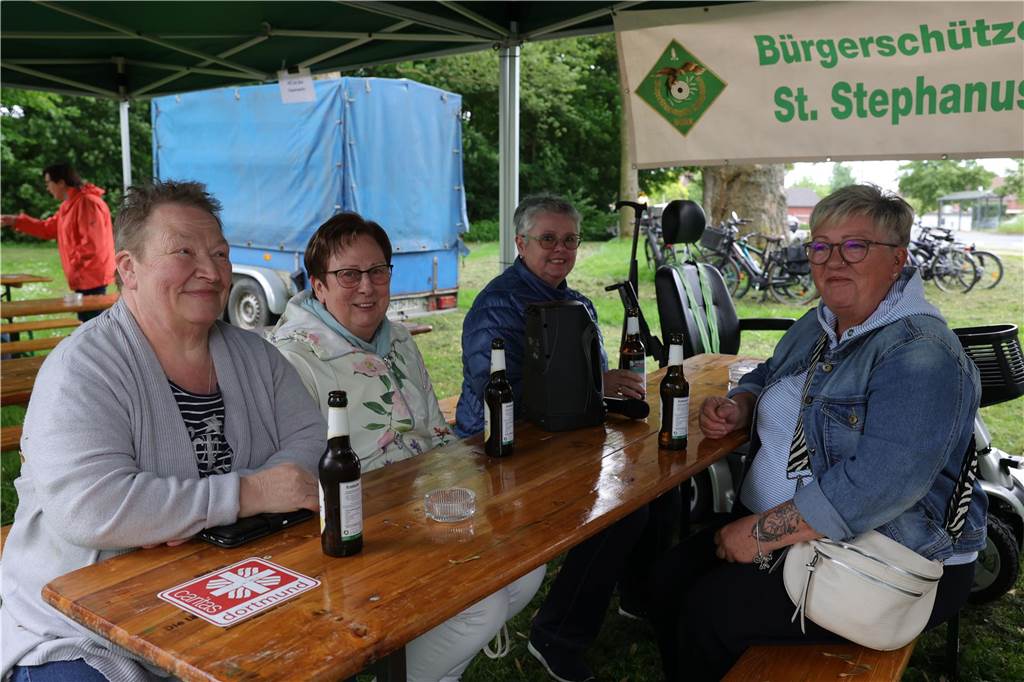 Maikranz 2025: Unter Beteiligung der Feuerwehr Bork stellte die Bürgerschützengilde St. Stephanus Bork den Maibaum am Alten Festplatz auf. Dazu gab es Musik vom Spielmannszug. Die 3. Kompanie sorgte für das leibliche Wohl.