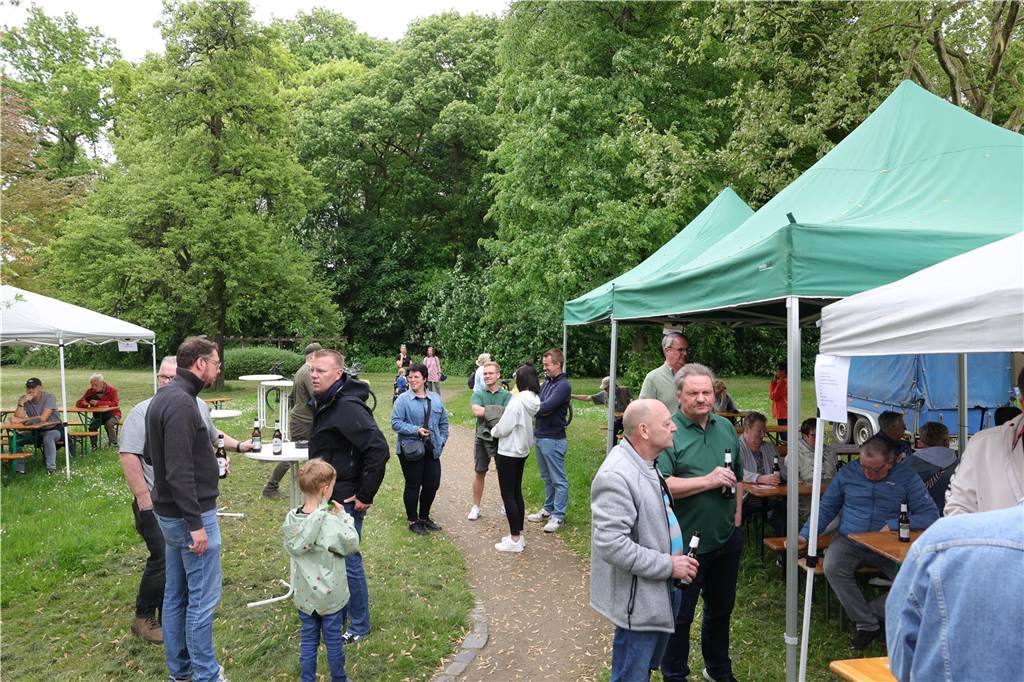 Maikranz 2025: Unter Beteiligung der Feuerwehr Bork stellte die Bürgerschützengilde St. Stephanus Bork den Maibaum am Alten Festplatz auf. Dazu gab es Musik vom Spielmannszug. Die 3. Kompanie sorgte für das leibliche Wohl.