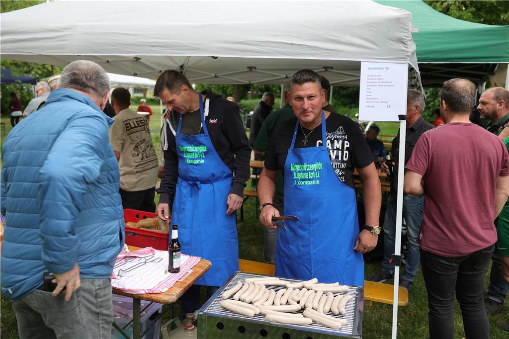 Maikranz 2025: Unter Beteiligung der Feuerwehr Bork stellte die Bürgerschützengilde St. Stephanus Bork den Maibaum am Alten Festplatz auf. Dazu gab es Musik vom Spielmannszug. Die 3. Kompanie sorgte für das leibliche Wohl.