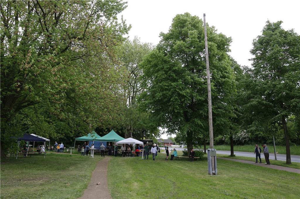 Maikranz 2025: Unter Beteiligung der Feuerwehr Bork stellte die Bürgerschützengilde St. Stephanus Bork den Maibaum am Alten Festplatz auf. Dazu gab es Musik vom Spielmannszug. Die 3. Kompanie sorgte für das leibliche Wohl.