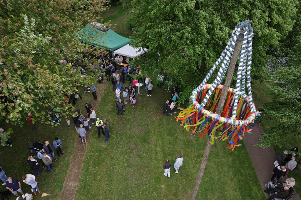 Maikranz 2025: Unter Beteiligung der Feuerwehr Bork stellte die Bürgerschützengilde St. Stephanus Bork den Maibaum am Alten Festplatz auf. Dazu gab es Musik vom Spielmannszug. Die 3. Kompanie sorgte für das leibliche Wohl.