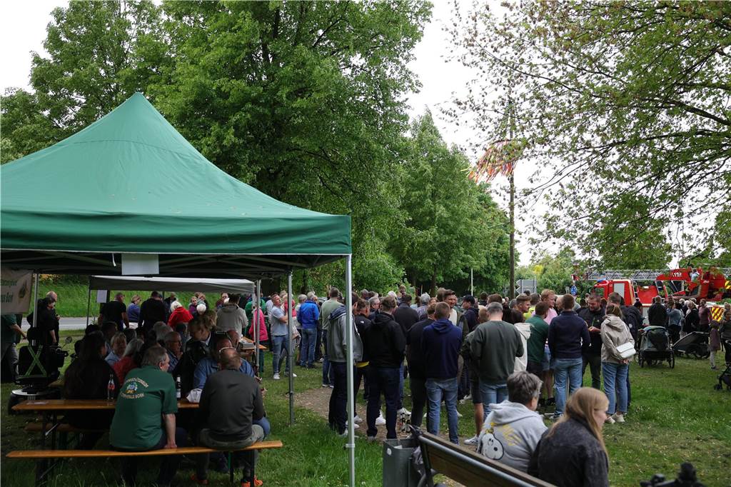 Maikranz 2025: Unter Beteiligung der Feuerwehr Bork stellte die Bürgerschützengilde St. Stephanus Bork den Maibaum am Alten Festplatz auf. Dazu gab es Musik vom Spielmannszug. Die 3. Kompanie sorgte für das leibliche Wohl.
