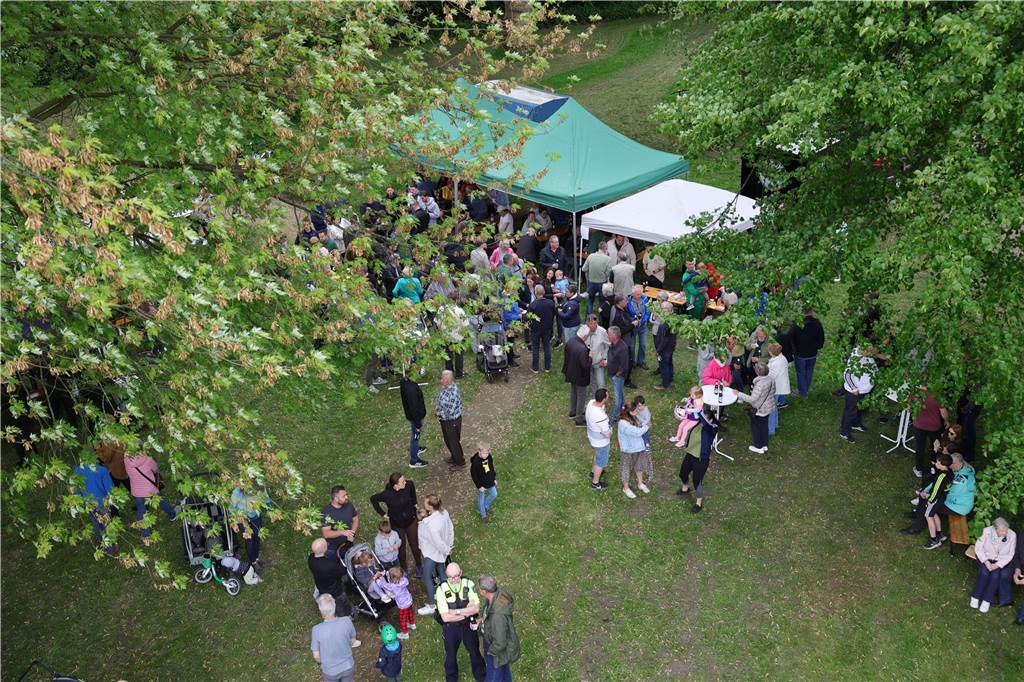 Maikranz 2025: Unter Beteiligung der Feuerwehr Bork stellte die Bürgerschützengilde St. Stephanus Bork den Maibaum am Alten Festplatz auf. Dazu gab es Musik vom Spielmannszug. Die 3. Kompanie sorgte für das leibliche Wohl.
