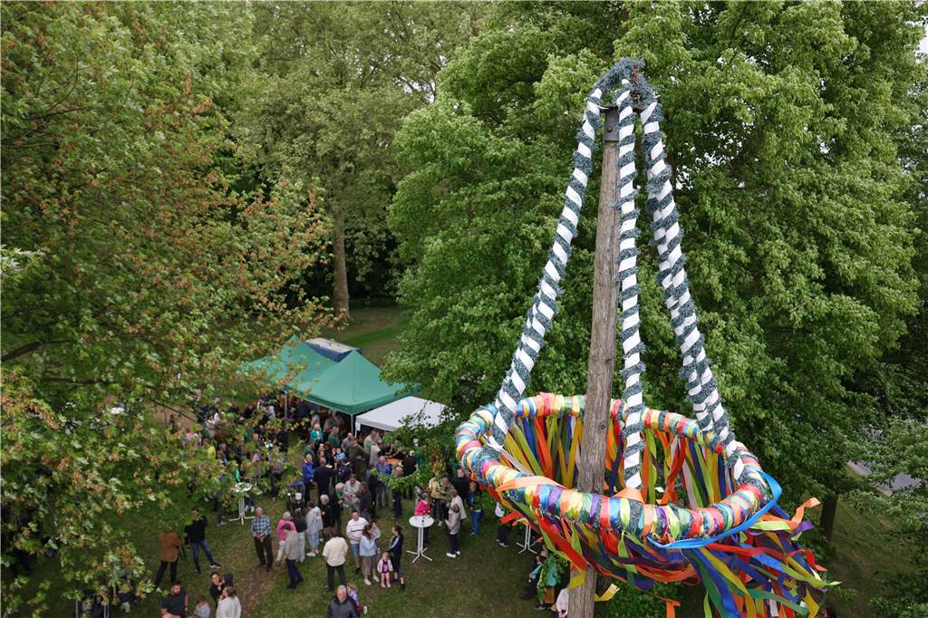 Maikranz 2025: Unter Beteiligung der Feuerwehr Bork stellte die Bürgerschützengilde St. Stephanus Bork den Maibaum am Alten Festplatz auf. Dazu gab es Musik vom Spielmannszug. Die 3. Kompanie sorgte für das leibliche Wohl.