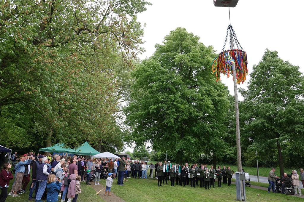 Maikranz 2025: Unter Beteiligung der Feuerwehr Bork stellte die Bürgerschützengilde St. Stephanus Bork den Maibaum am Alten Festplatz auf. Dazu gab es Musik vom Spielmannszug. Die 3. Kompanie sorgte für das leibliche Wohl.