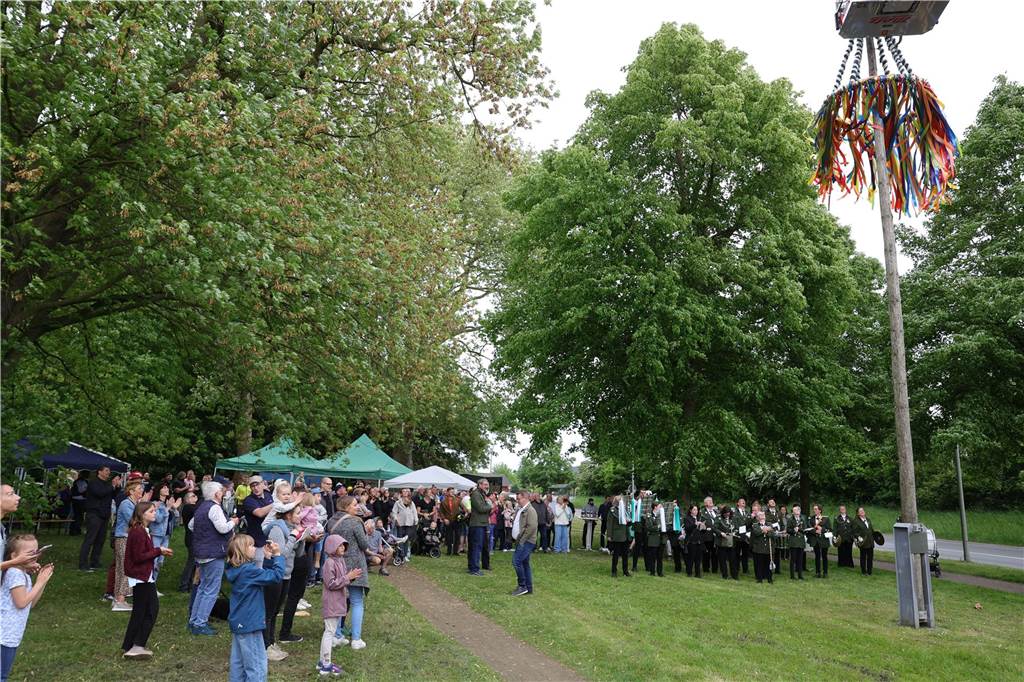 Maikranz 2025: Unter Beteiligung der Feuerwehr Bork stellte die Bürgerschützengilde St. Stephanus Bork den Maibaum am Alten Festplatz auf. Dazu gab es Musik vom Spielmannszug. Die 3. Kompanie sorgte für das leibliche Wohl.