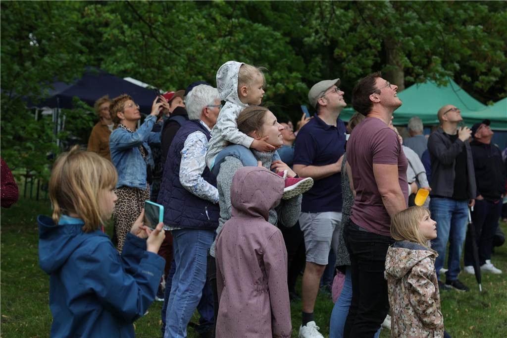 Maikranz 2025: Unter Beteiligung der Feuerwehr Bork stellte die Bürgerschützengilde St. Stephanus Bork den Maibaum am Alten Festplatz auf. Dazu gab es Musik vom Spielmannszug. Die 3. Kompanie sorgte für das leibliche Wohl.
