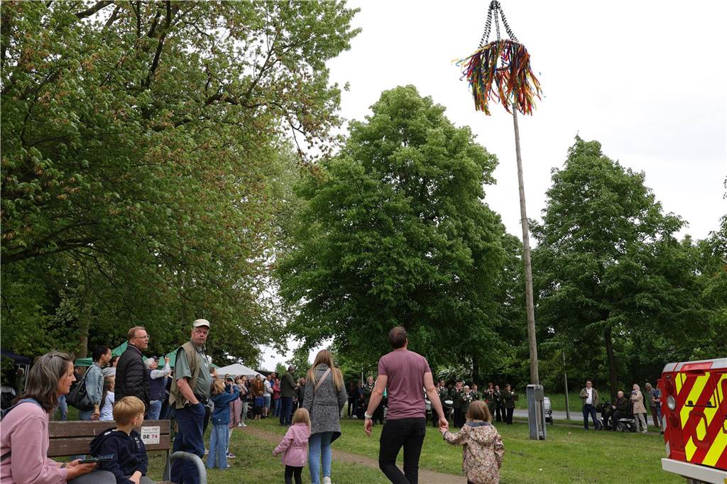 Maikranz 2025: Unter Beteiligung der Feuerwehr Bork stellte die Bürgerschützengilde St. Stephanus Bork den Maibaum am Alten Festplatz auf. Dazu gab es Musik vom Spielmannszug. Die 3. Kompanie sorgte für das leibliche Wohl.